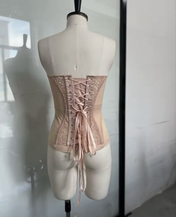 НОВО!Черен и бежов корсет