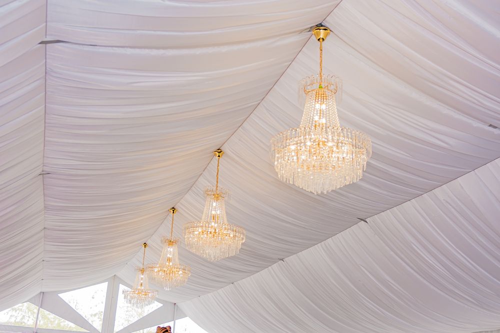 Închirieri Cort evenimente mese scaune aranjamente florale