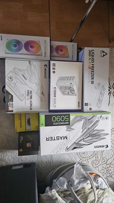 PC Gaming si AI White 7950X X670E 64GB NVME 1TB 5090 32GB NZXT