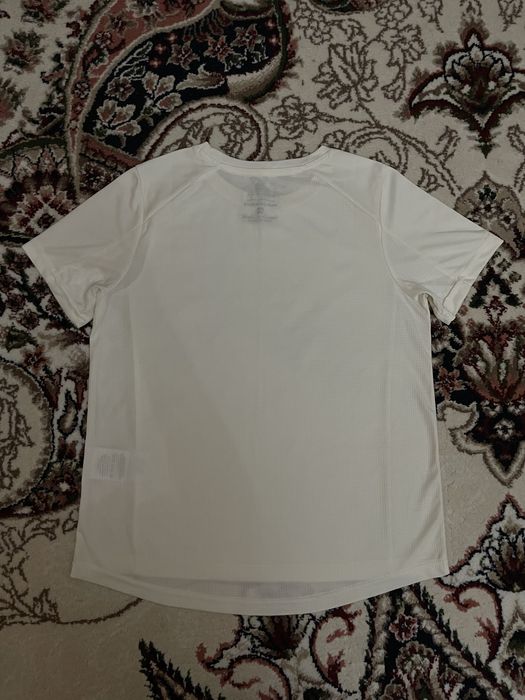 Спортивные женские футболки