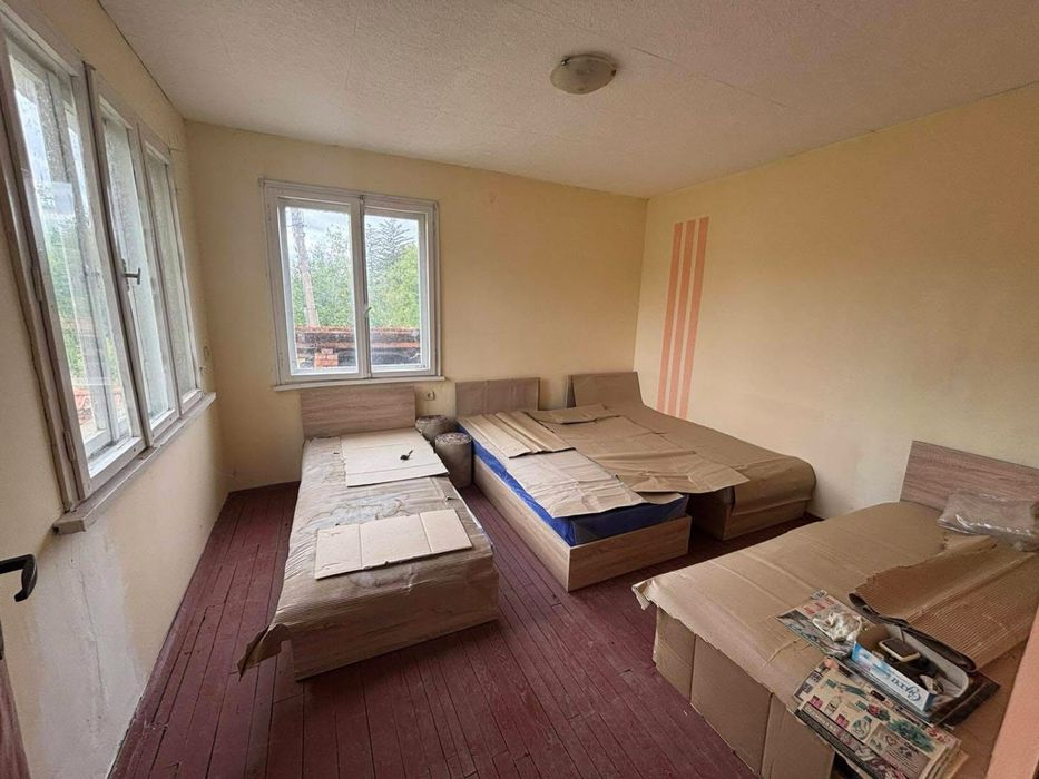 Двуетажна тухлена къща с басейн