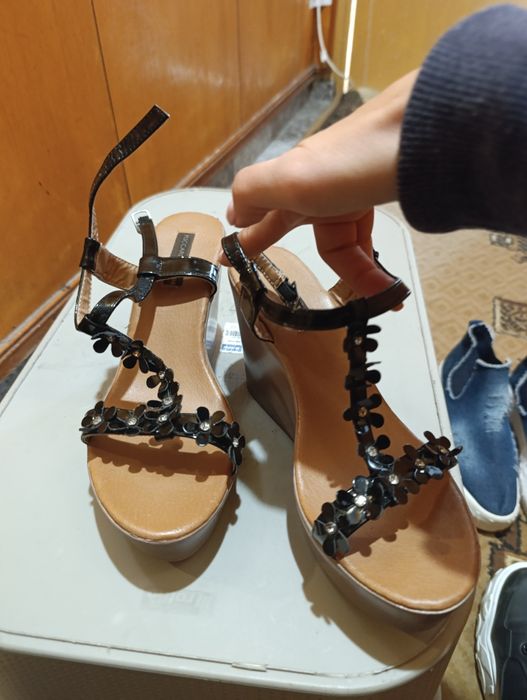 Обувки на ток, маратонки