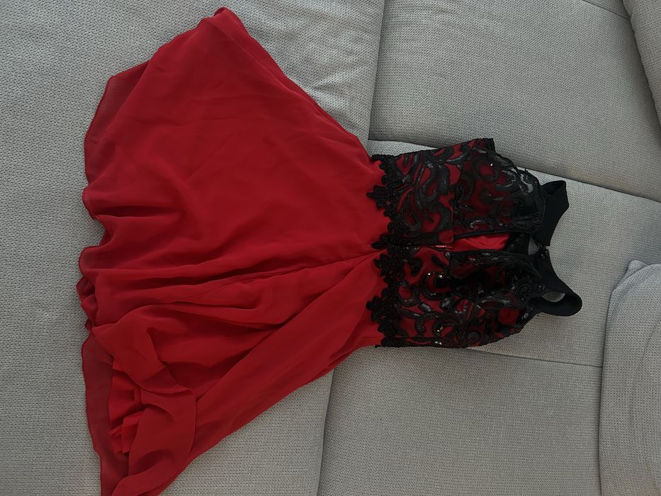 Червена елегантна рокля