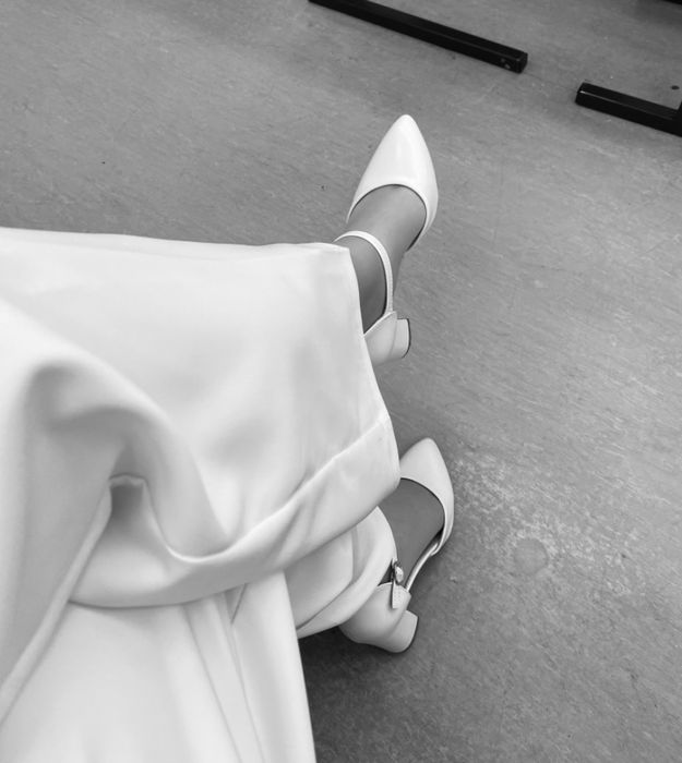 Белые туфли.