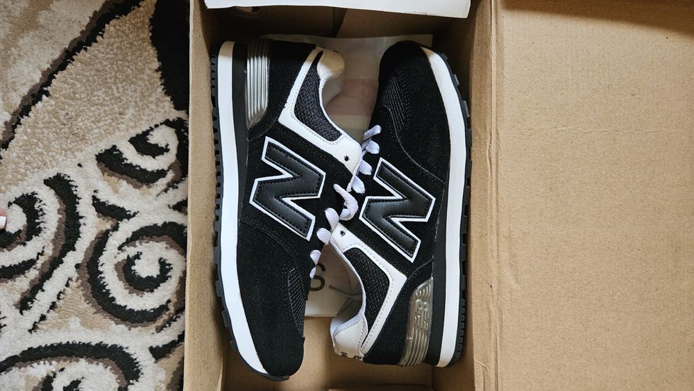 Женские кроссовки