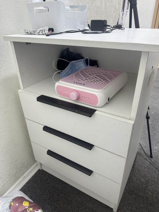 Продам маникюрный стол.