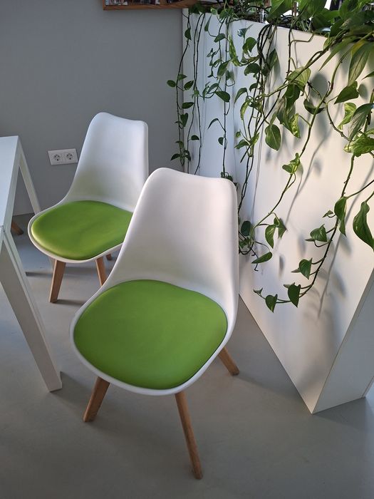 Vand masa patrata cu scaune