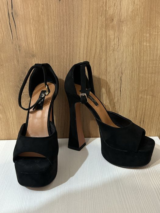 Чёрные туфли на каблуке