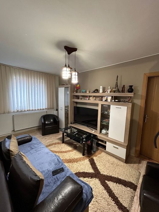 Închiriez apartament cu 3 camere