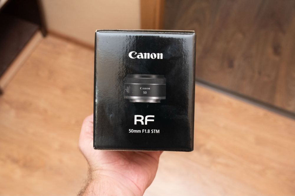 Canon RF 50 mm 1.8 .
