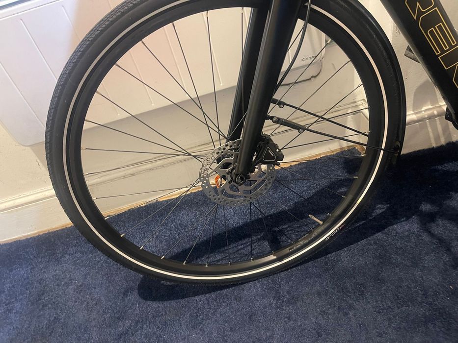 Bicicleta electrica trek FX+ 2 LT 2026 (aproape noua)