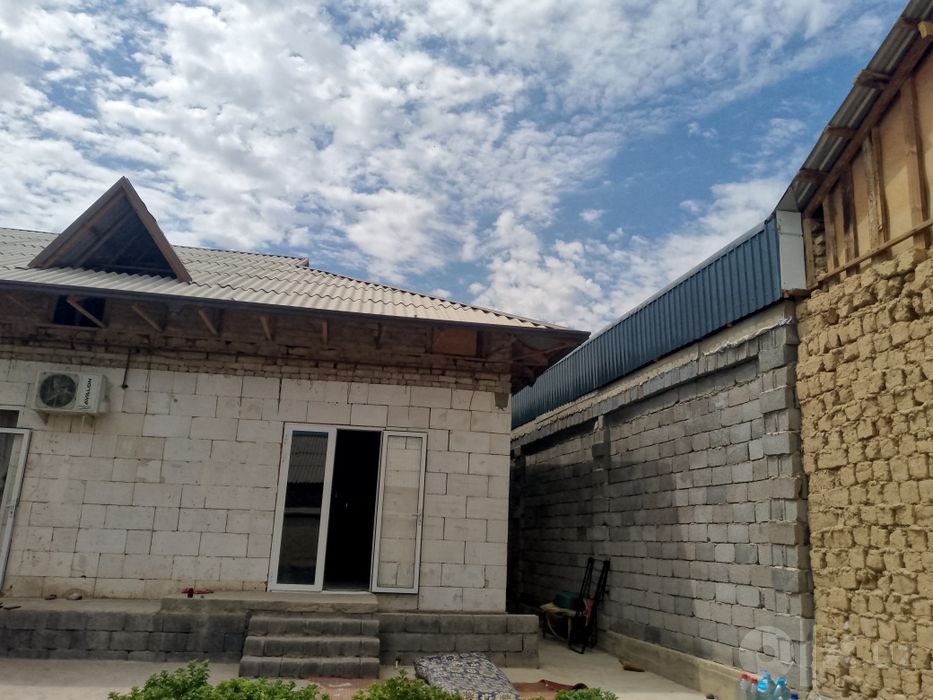 Hovli uy sotiladi