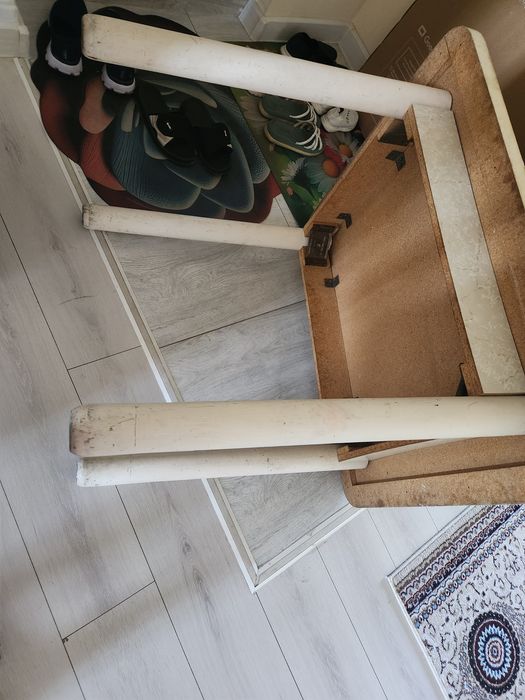 Stol razmer 90*75 balandligi 75 rangi oq butun oyoqlari joyida