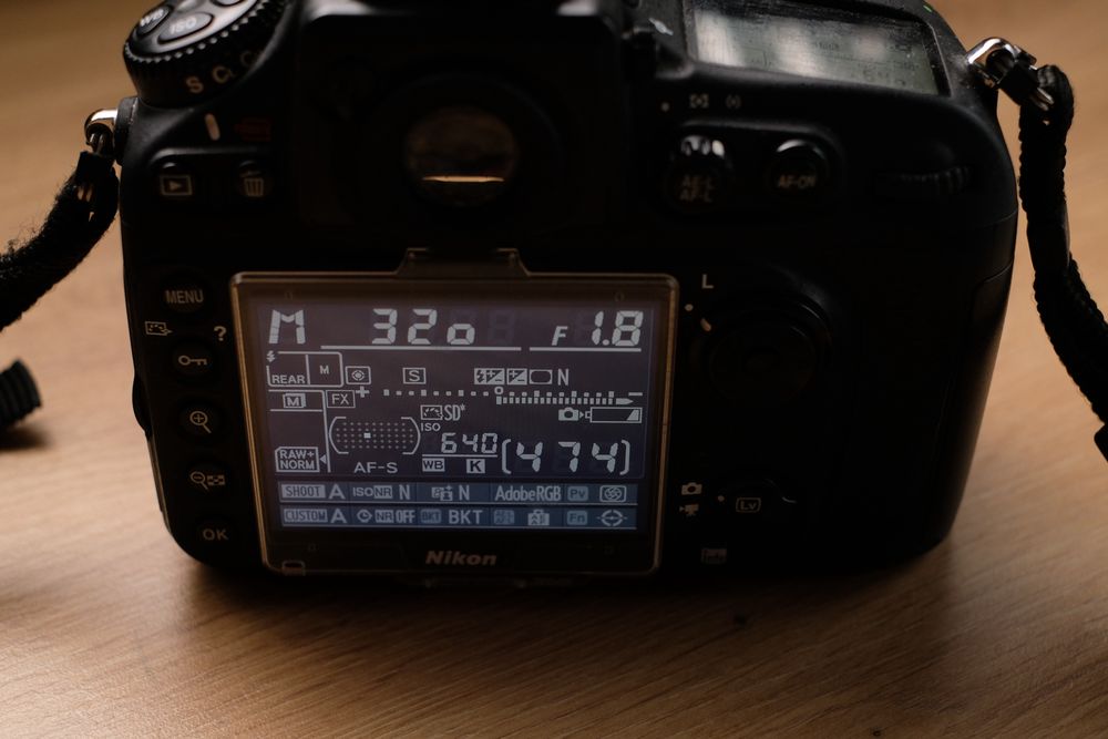 Nikon D800 full-frame + 2 obiective Nikon + blitz + tuburi macro Kenko + geantă