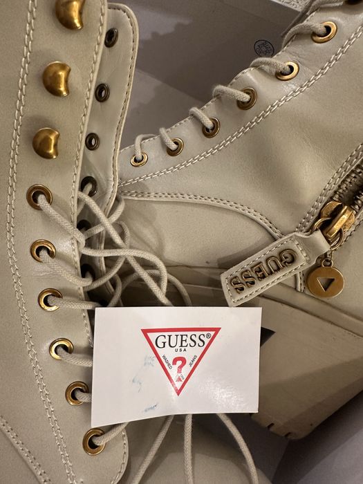 Боти с връзки Guess.