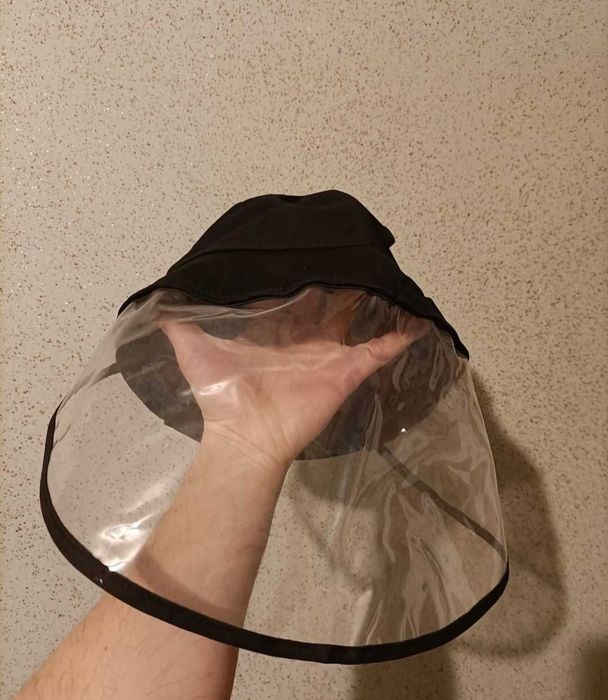 Pălărie cu liziera din plastic pentru zidărie.