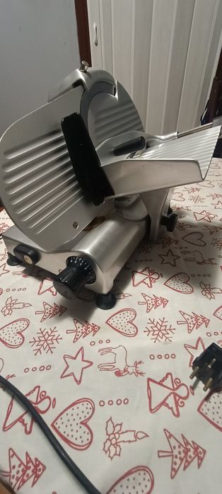 Колбасорезачка,неръждавейка. Използвана.