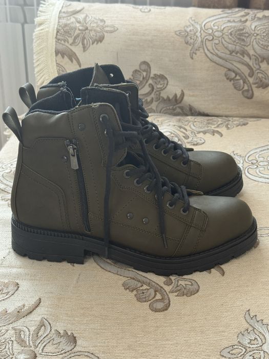 Продам мужские ботинки