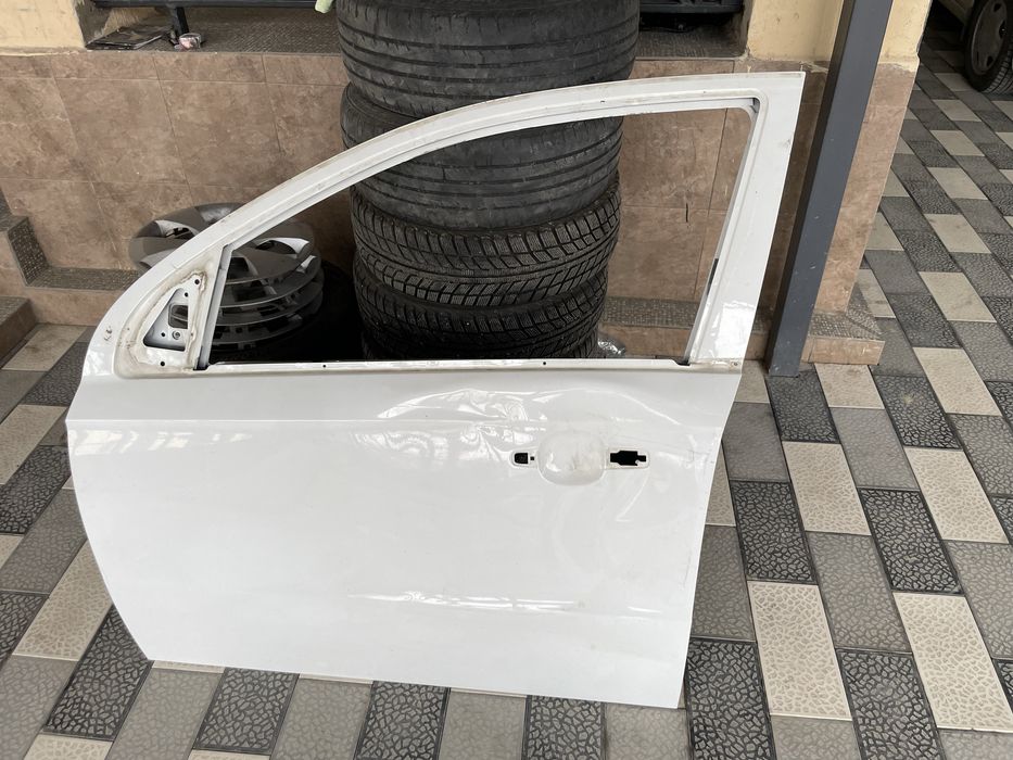 Запчасть машины (дверь)