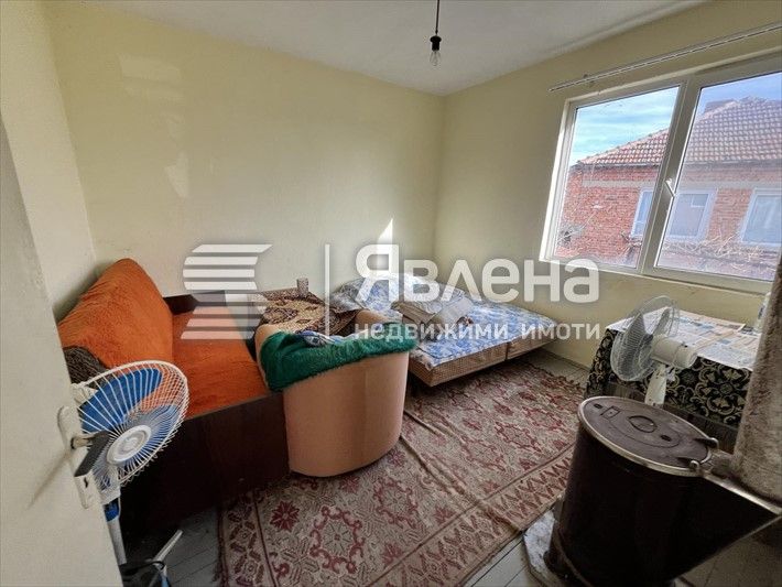 Самостоятелна къща с двор в с.Горица