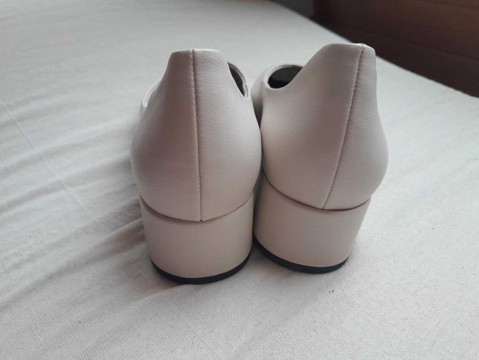 Бели обувки Marco Tozzi, немски, р-р 37, кожени, с малък ток, елегант