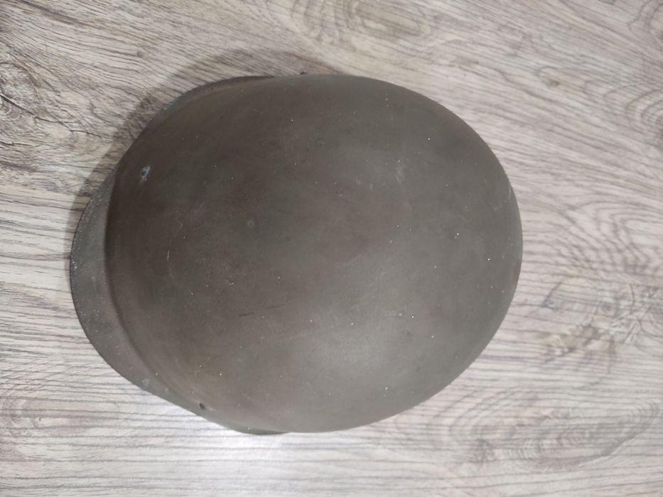 Каски пожарника и армейская.