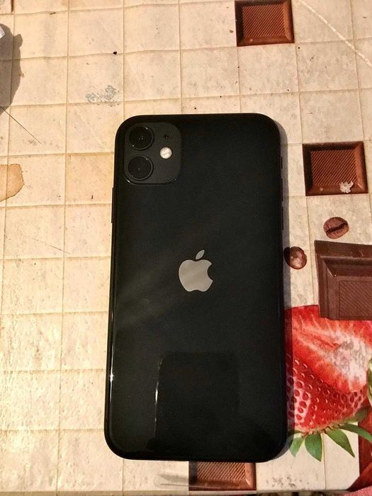 Продам IPhone 11 с гарантией