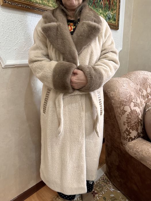 Продается пальто алькантара новая