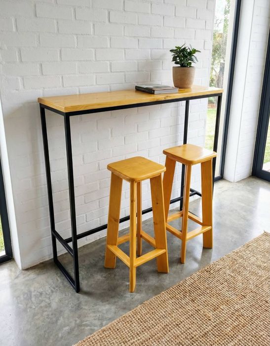 Бар маса и два стола нов комплект