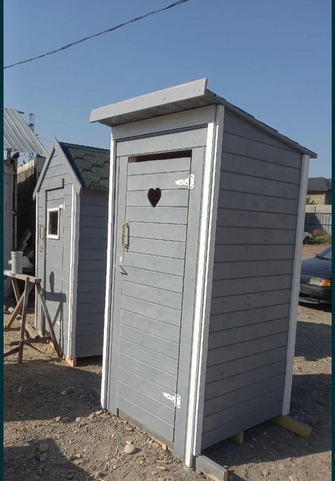 Уличный туалет деревянный для дачи