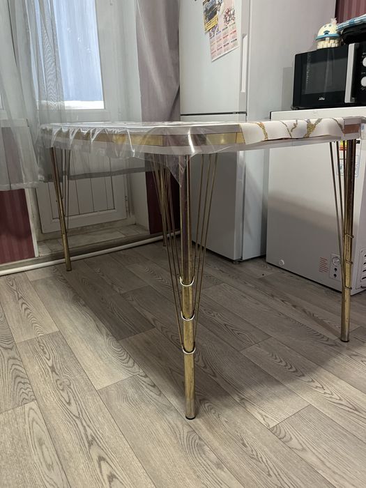 стол сатам в  отличном состояний