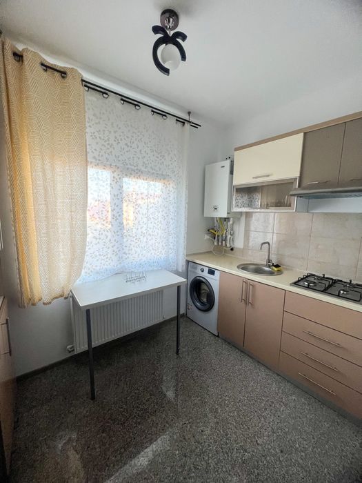 Inchiriez apartament pe termn mediu/lung disponibil in luna Septembrie.