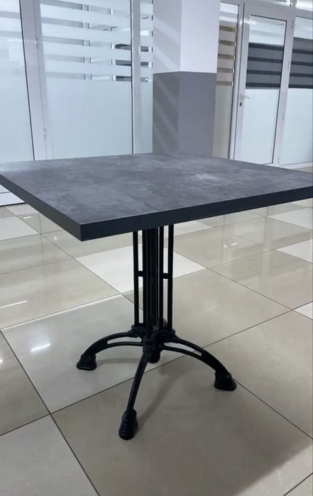 Стол с чугунными ножками