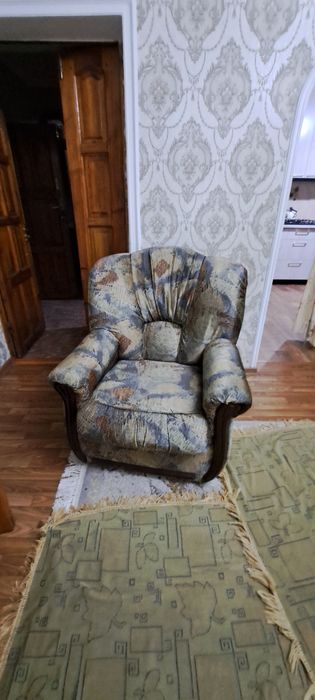 Диван с двумя креслами