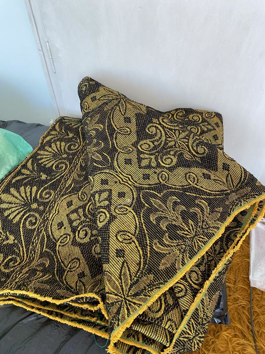 Фабрична тъкан може да служи за килим или покривало легла и гарнитури