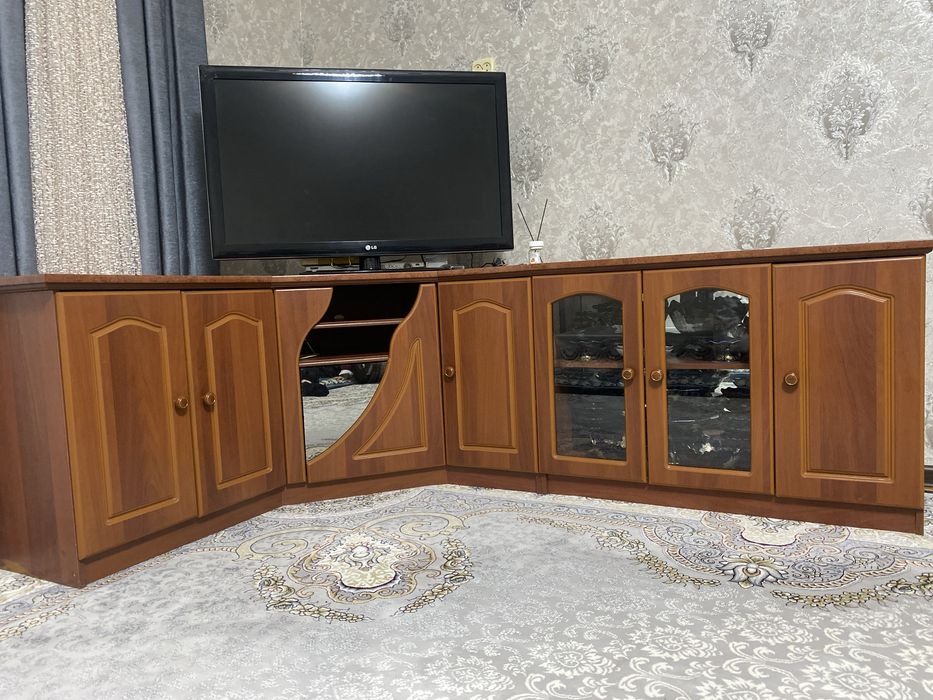 Televizor va pasudala qoyish uchun padstavka