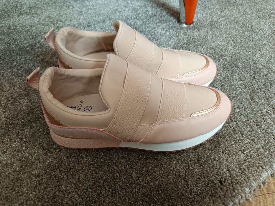 Чисто нови сникърси