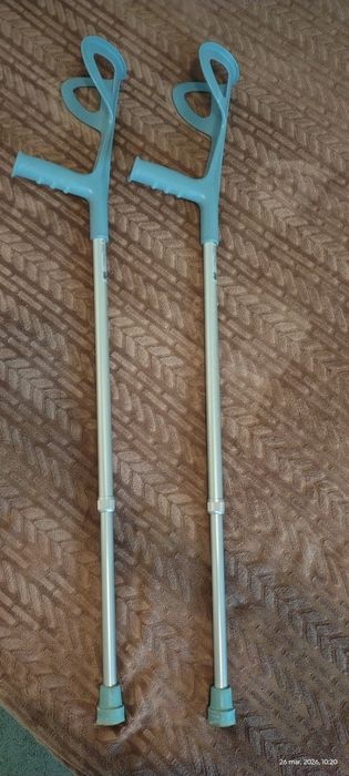 Gheata ortopedica+1 pereche cârje stare foarte buna