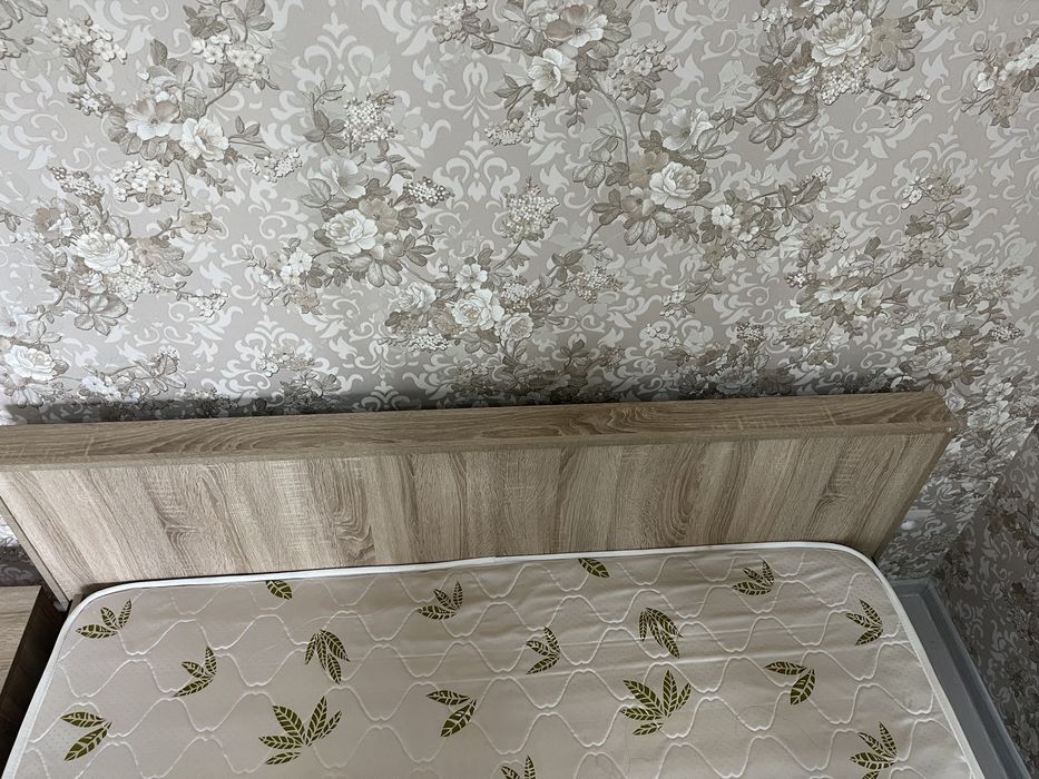 Кровать с прикроватными тумбами
