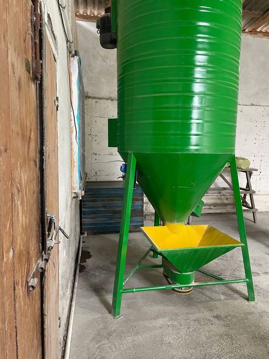 Tovuq uchun yem tayyorlaydigan aparati