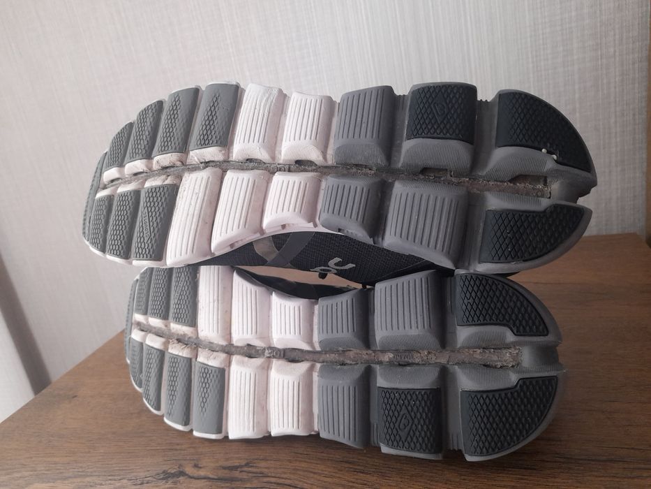 On Cloud маратонки 44 номер.