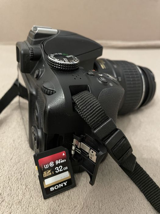 Nikon D3300 + obiectiv 18-55mm, baterie, încărcător, geantă, card SD