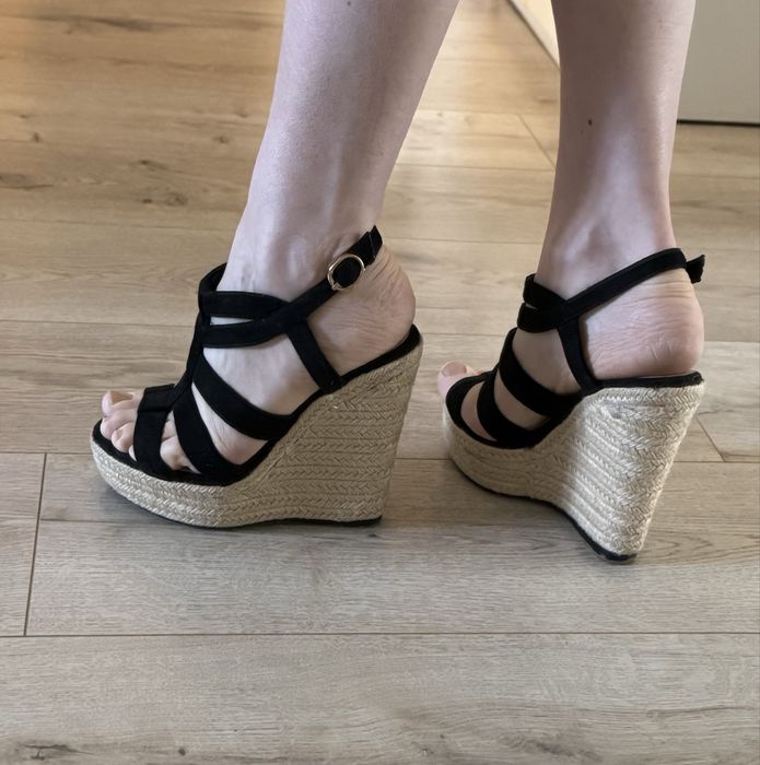 Босоножки на танкетке