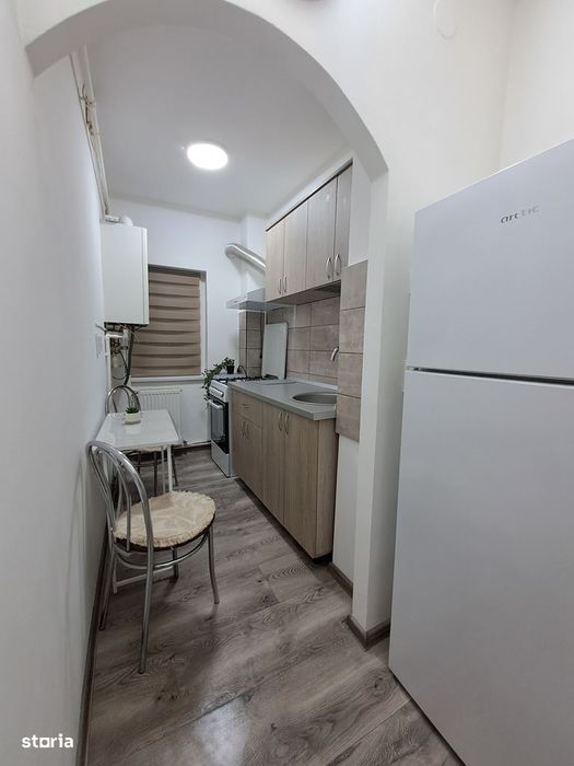 Vând garsoniera Mioveni parter, Maxi-Taxi ,pretabil spatiu