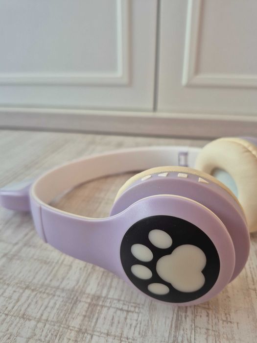 Безжични слушалки с котешки уши и микроскоп