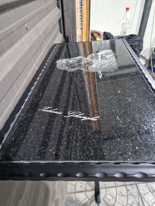 Felinar , masa și scaune din granit negru , cruce , gard funerar