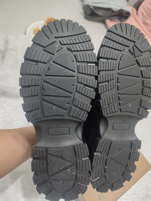 Продается чёрные ботинки