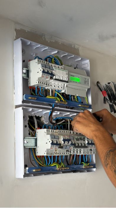 Executam instalatii electrice civile si industriale