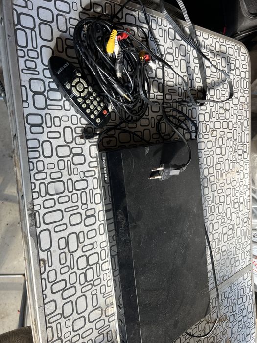 Лазерный видеопроигрыватель (DVD-плеер)