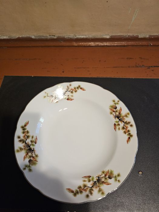 Кружки из стекла и тарелки фаянсовые.